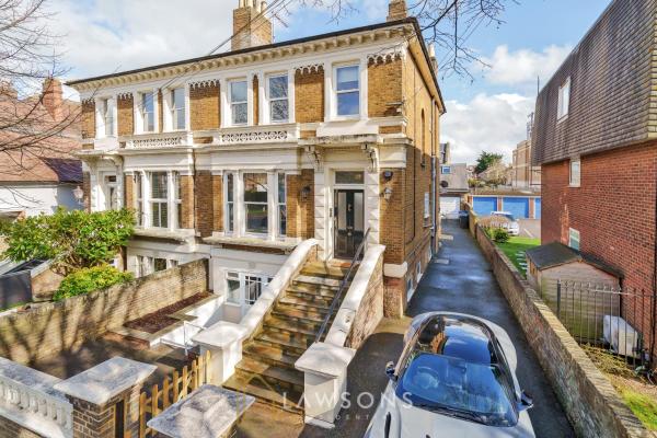 Lodge Living by Lawsons with Parking, Windsor