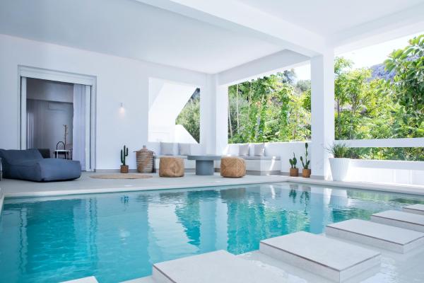 Na zdjęciu widoczny jest obiekt Almyra Seaside Luxury Suites położony w mieście Kalimnos.