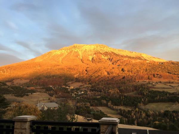 A la foto es mostra l'objecte Cocon à la montagne situat a la ciutat de lʼÉgaye.