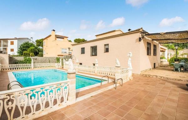 写真にはロダ・デ・バラ市にあるCasa Roda de Berà (Barà)が写っています。