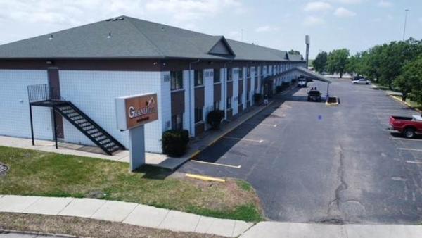 A la foto es mostra l'objecte Grand Inn Fargo situat a la ciutat de Fargo.