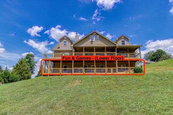 Foto 2: Fun & Games by HoneyBearCabins 2BR/1BA Sleeps 7