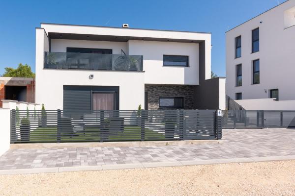 A la foto es mostra l'objecte Apartments with parking space Vir - Lozice, Vir - 21759 situat a la ciutat de Vir.