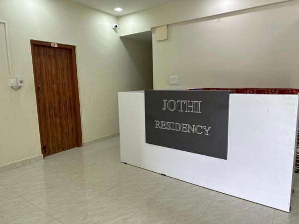 The photo shows the Jothi Residency located in the city of Melūr.