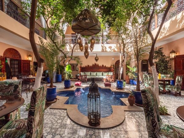 写真にはマラケシュ市にあるRiad Dar El Médina - Heated Swimming pool, jacuzzi & Spaが写っています。