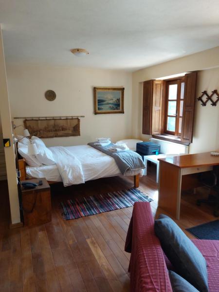 Na fotografii je vidět objekt Suite Korfes-Κορφές Αυτόνομη Σουίτα με Τζάκι στην Βίλα Κορφές nacházející se ve městě Koryshades.