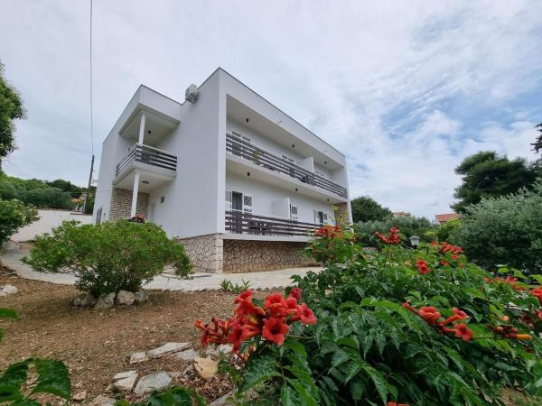 A la foto es mostra l'objecte Apartments by the sea Tisno, Murter - 17716 situat a la ciutat de Tisno.