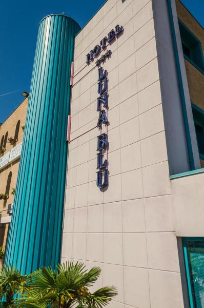 照片显示了位于Casumaro市的Hotel Luna Blu物件。