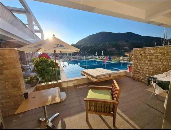 På billedet ses objektet Iris Premium beliggende i byen Nydri.