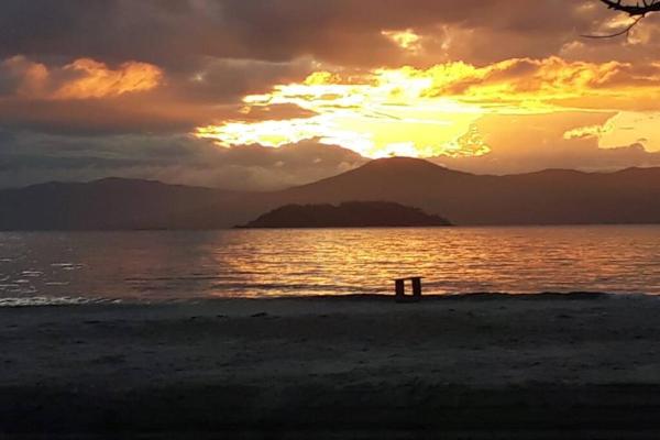 På billedet ses objektet ap 2 quartos,estacionamento coberto, próx a praia beliggende i byen Florianópolis.