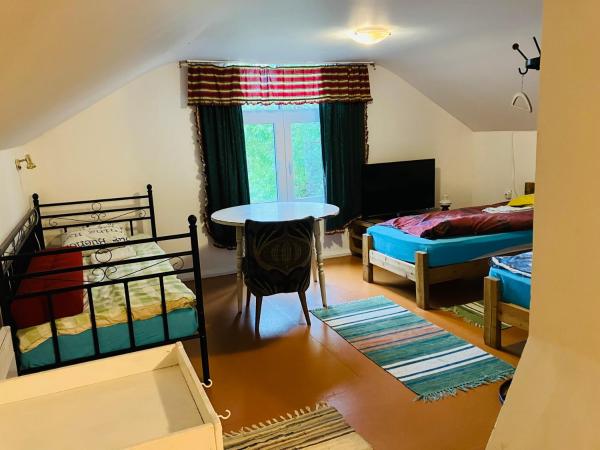 A la foto es mostra l'objecte Karske stuudiokorter situat a la ciutat de Tapa.