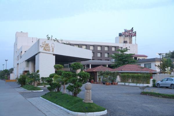 A la foto es mostra l'objecte Monk's Nirvanaa Hotel & Resort situat a la ciutat de Indore.