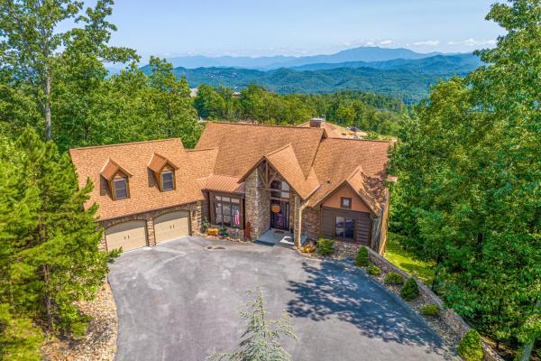 A la foto es mostra l'objecte Five Bears Mountain View Lodge situat a la ciutat de Sevierville.