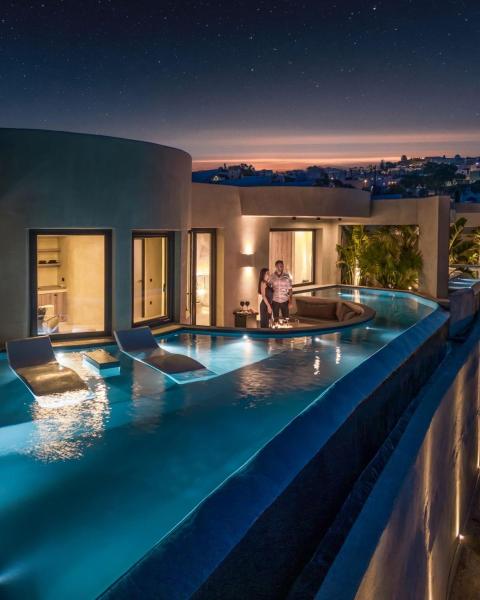 A la foto es mostra l'objecte Senses Luxury Houses situat a la ciutat de Fira.