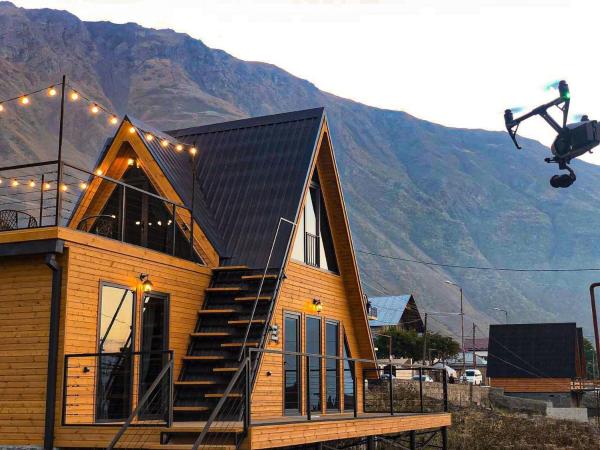 A la foto es mostra l'objecte Magic Hut_Kazbegi situat a la ciutat de Kazbegi.