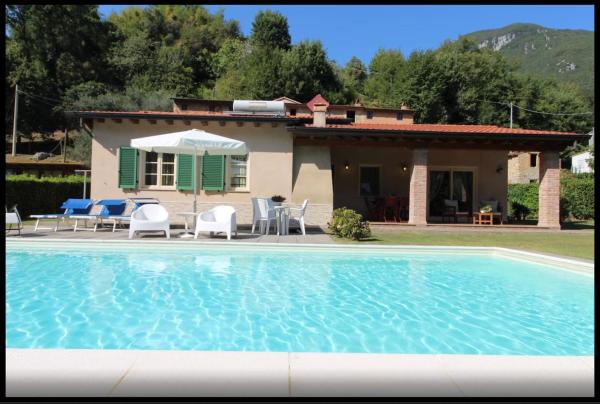 A la foto es mostra l'objecte Casa Girasole situat a la ciutat de Camaiore.