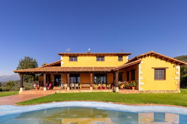 The photo shows the LA MOGORRA located in the city of Candeleda.