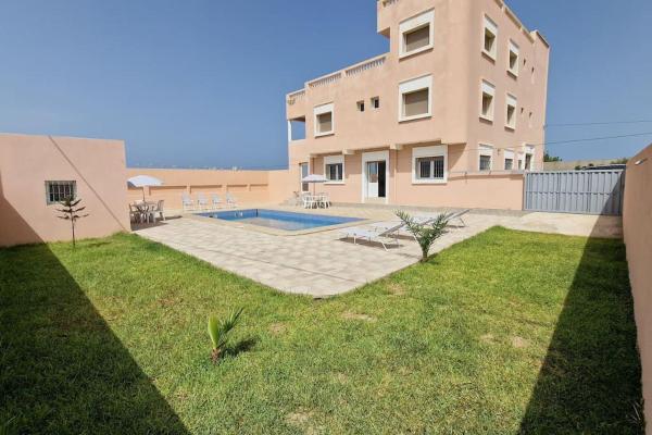 Nella foto è visibile l'oggetto Villa met Privézwembad en Adembenemend Zeezicht. situato nella città di Laʼzîb.