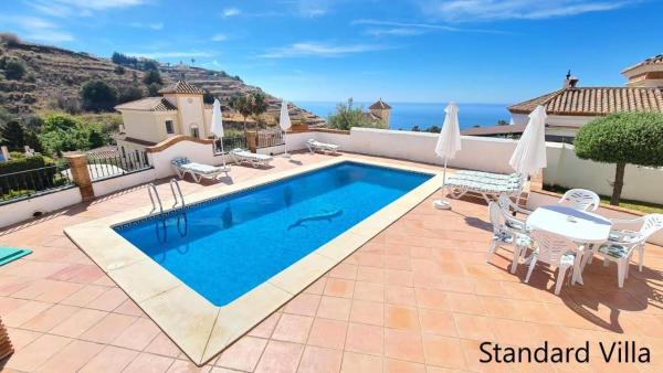 写真にはトロクス市にあるNerja Villas Tamango Hill 9 Silhouseが写っています。
