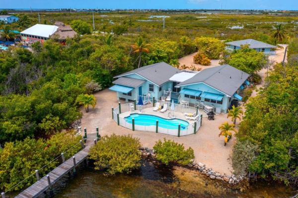 Op de foto is het object Waterfront Beach Houses with Dock & Heated Pool te zien, gelegen in de stad Summerland Key.