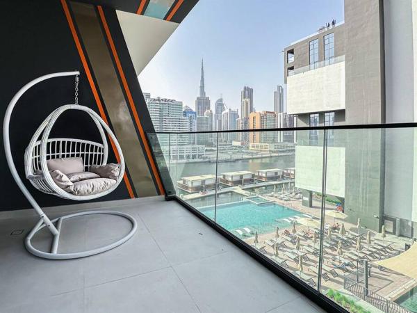 Na zdjęciu widoczny jest obiekt Trophy Amazing Burj Khalifa Views from This Stylish Condo położony w mieście Dubaj.