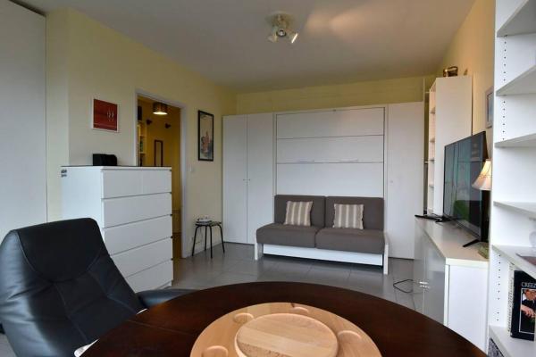 The photo shows the STUDiO LUXUEUX AVEC VUE SUR CORREZE located in the city of Brive-la-Gaillarde.
