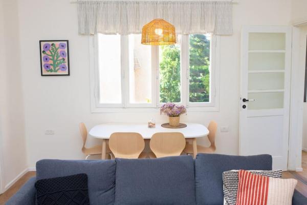 A la foto es mostra l'objecte Bright and Cozy Bauhaus Gem situat a la ciutat de Gan H̱ayyim.