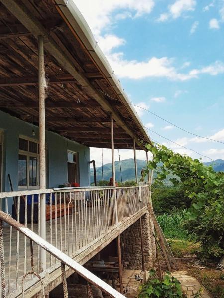 A la foto es mostra l'objecte Kari situat a la ciutat de Kharagauli.