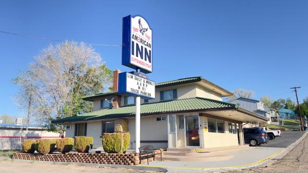 写真にはCarlin市にあるAmerican innが写っています。
