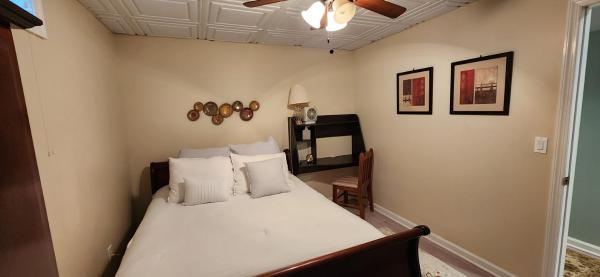 Foto 5: Comfortable, spacious, 1bdrm basement apartment, sleeps 4