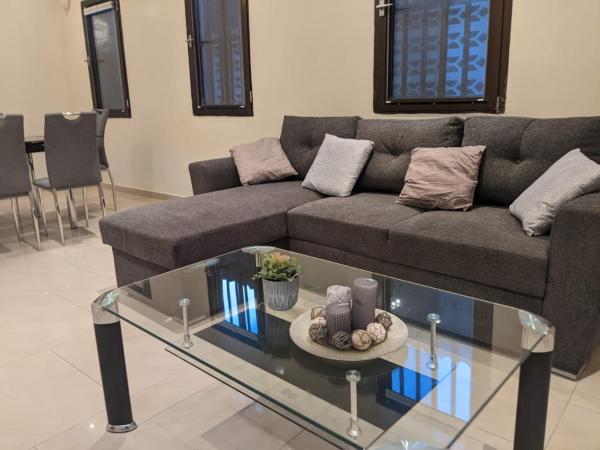 Na zdjęciu widoczny jest obiekt Villa meublée avec grand jardin położony w mieście Lomé.