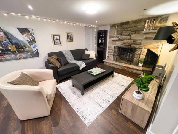 Na fotografii je vidět objekt Spacious & Renovated 1BD Suite w/parking nacházející se ve městě Toronto.