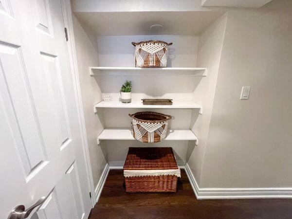 Zdjęcie 2: Spacious & Renovated 1BD Suite w/parking