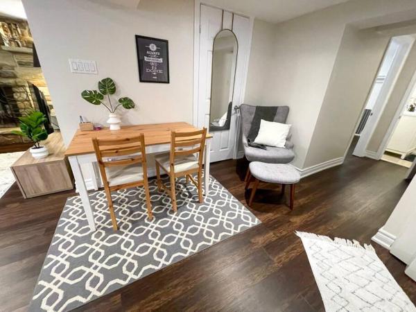 Zdjęcie 3: Spacious & Renovated 1BD Suite w/parking