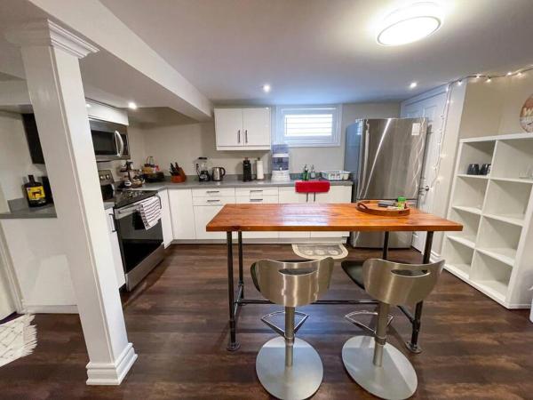 Zdjęcie 5: Spacious & Renovated 1BD Suite w/parking