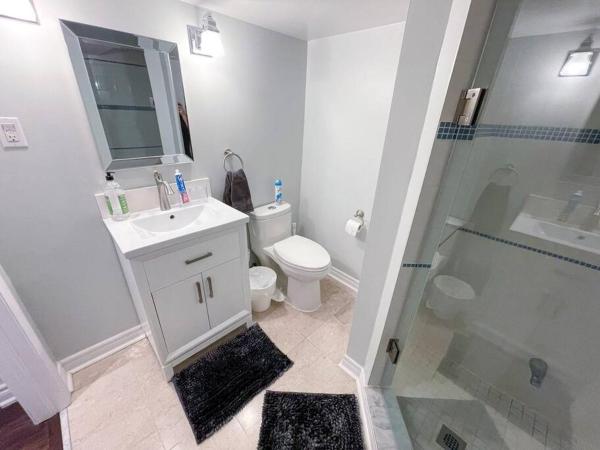 Zdjęcie 8: Spacious & Renovated 1BD Suite w/parking