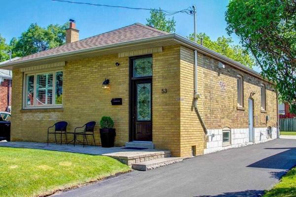 Zdjęcie 9: Spacious & Renovated 1BD Suite w/parking