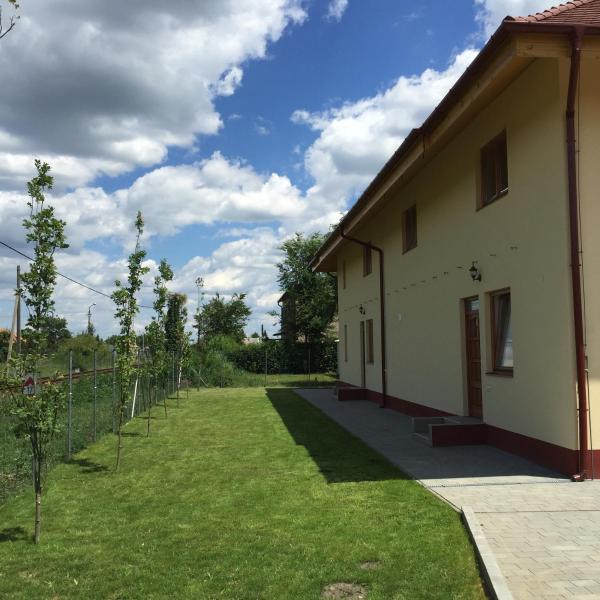 Na fotografii je vidět objekt AQUA Thermal Sóterápia és Apartmanház nacházející se ve městě Bucsa.
