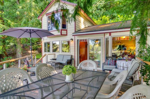 Na fotografii je vidět objekt Lakefront Snohomish Cottage with Private Dock! nacházející se ve městě Snohomish.