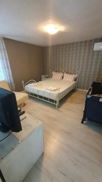 A la foto es mostra l'objecte Guest rooms KRASI situat a la ciutat de Strazha.