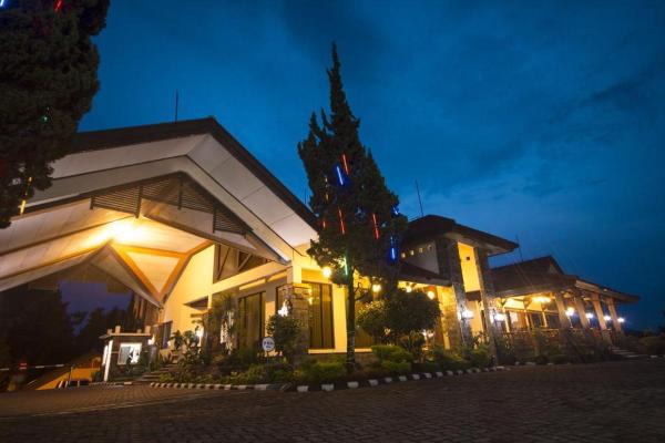 写真にはPacet市にあるSangga Buana Resort & Convention Hotelが写っています。