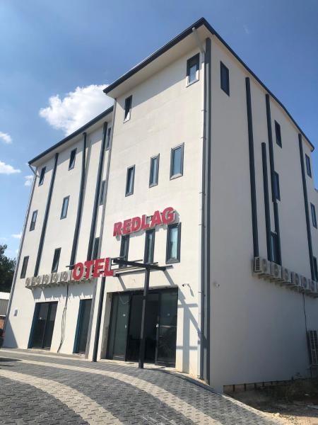 På bildet vises objektet RED FLAG HOTEL som ligger i byen Aksu.