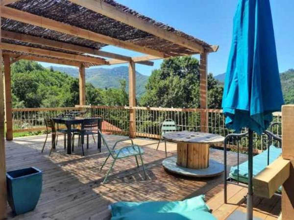 A la foto es mostra l'objecte Ardèche Cottage Maison en Ardèche à Thuyets Pont du Diable, avec Terrasse avec vue situat a la ciutat de Thueyts.