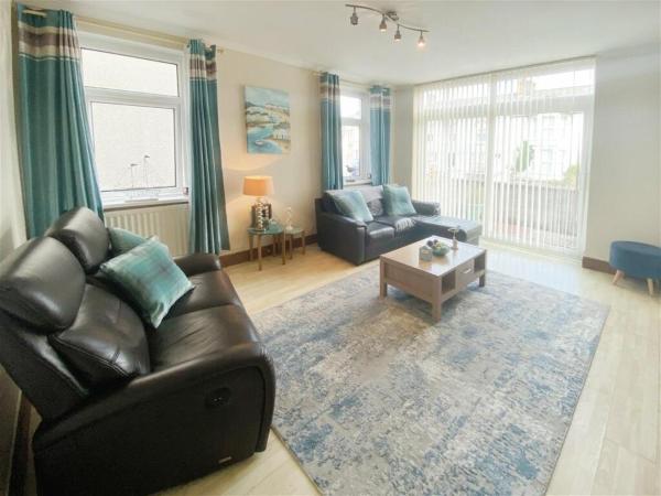 A la foto es mostra l'objecte The Gateway a lovely Spacious Seaside Property close to the beaches , centrally located in Porthcawl situat a la ciutat de Newton.
