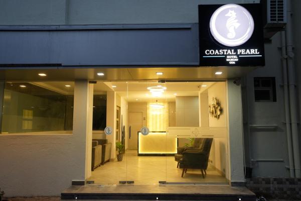 写真にはDavorlim市にあるCoastal Pearl Hotel Margao Railway Stationが写っています。