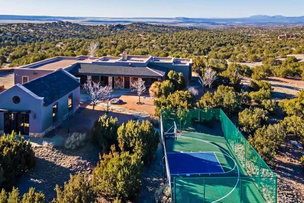 A la foto es mostra l'objecte Windy Acres Retreat situat a la ciutat de Rowe.
