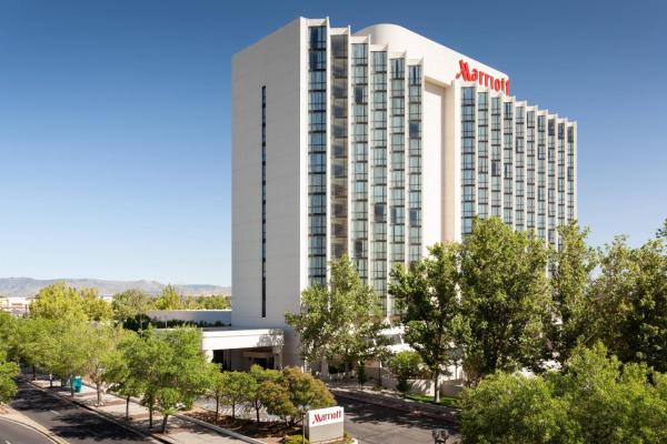 Na fotografii je vidět objekt Marriott Albuquerque nacházející se ve městě Albuquerque.