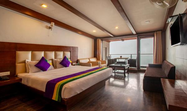 Treebo Premium Queen of Hills 900 M from Mall Road, Mussoorie