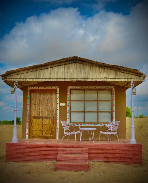 The photo shows the Bikaner Desert Camp and Resort located in the city of Naorangdesar.