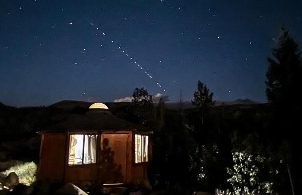 Nella foto è visibile l'oggetto Red-tail Roundhouse at 22 West Cabins and Recreation situato nella città di Hebron.